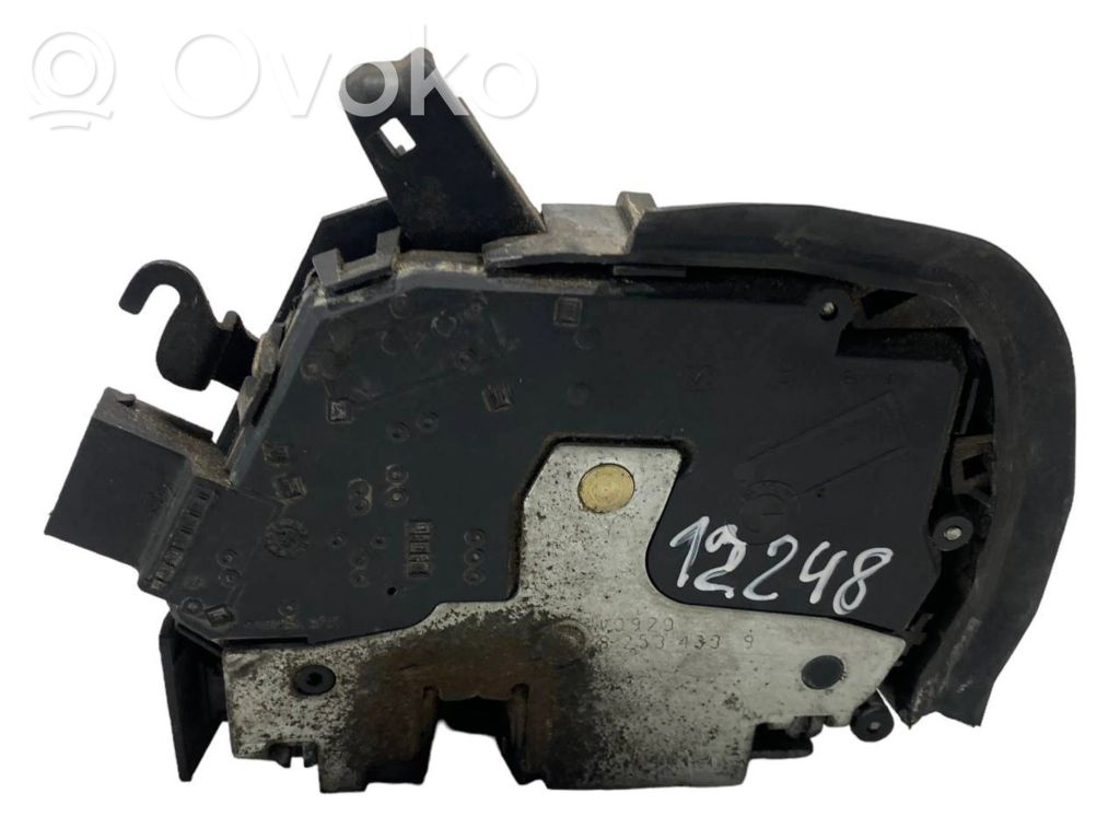 Priekšpusē slēdzene