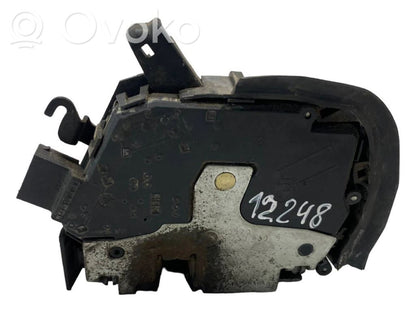 Priekšpusē slēdzene