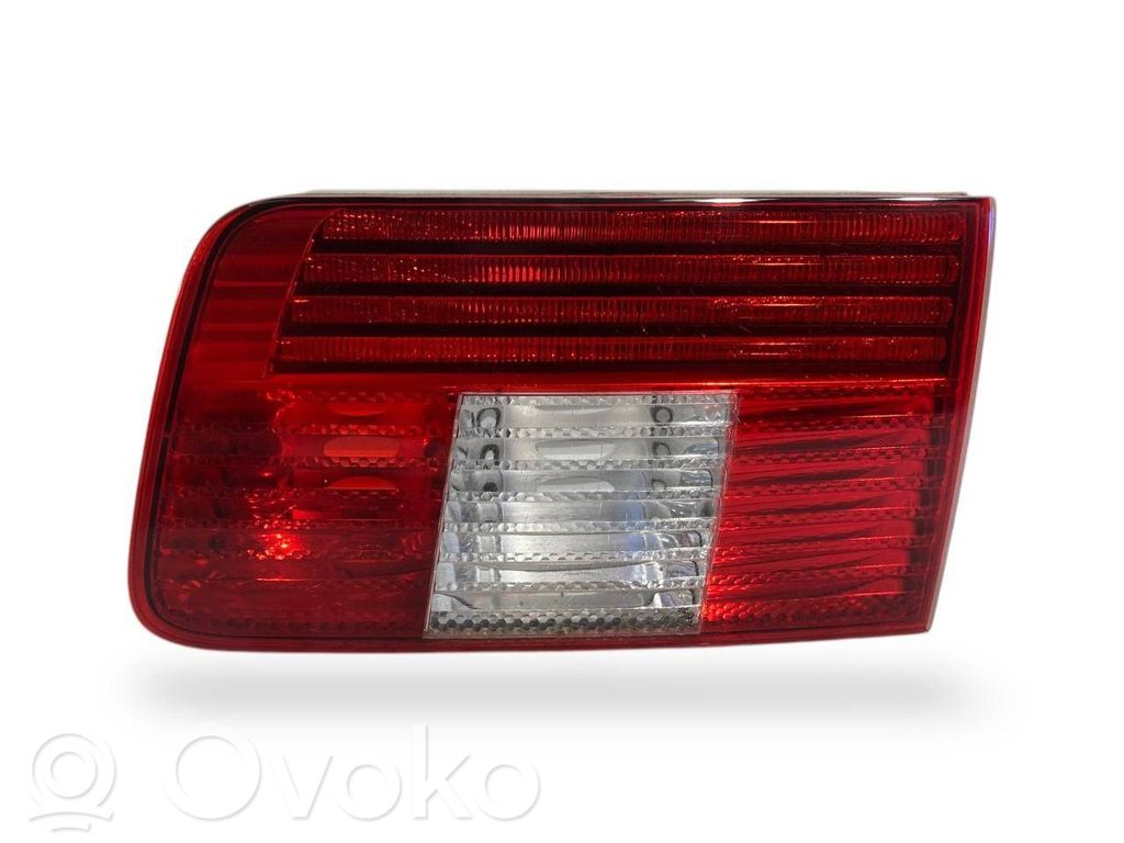 Aizmugurējais lukturis pārsegā