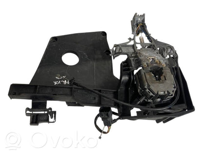 Priekšpusē turētājs / kronšteins ārējam atvēršanas rokturim