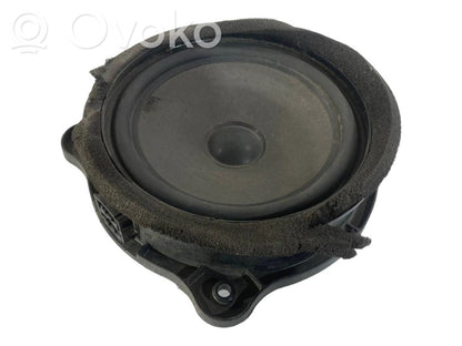 Skaļrunis (-i) priekšējās durvīs