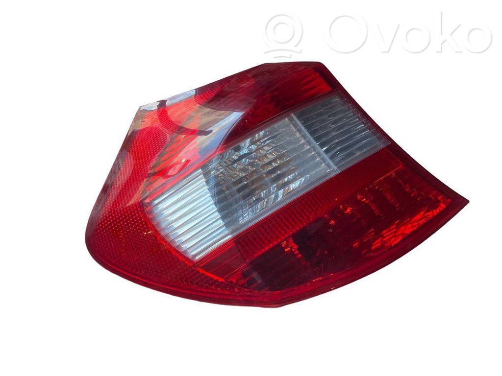 Aizmugurējais lukturis virsbūvē