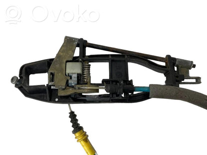 Priekšpusē turētājs / kronšteins ārējam atvēršanas rokturim