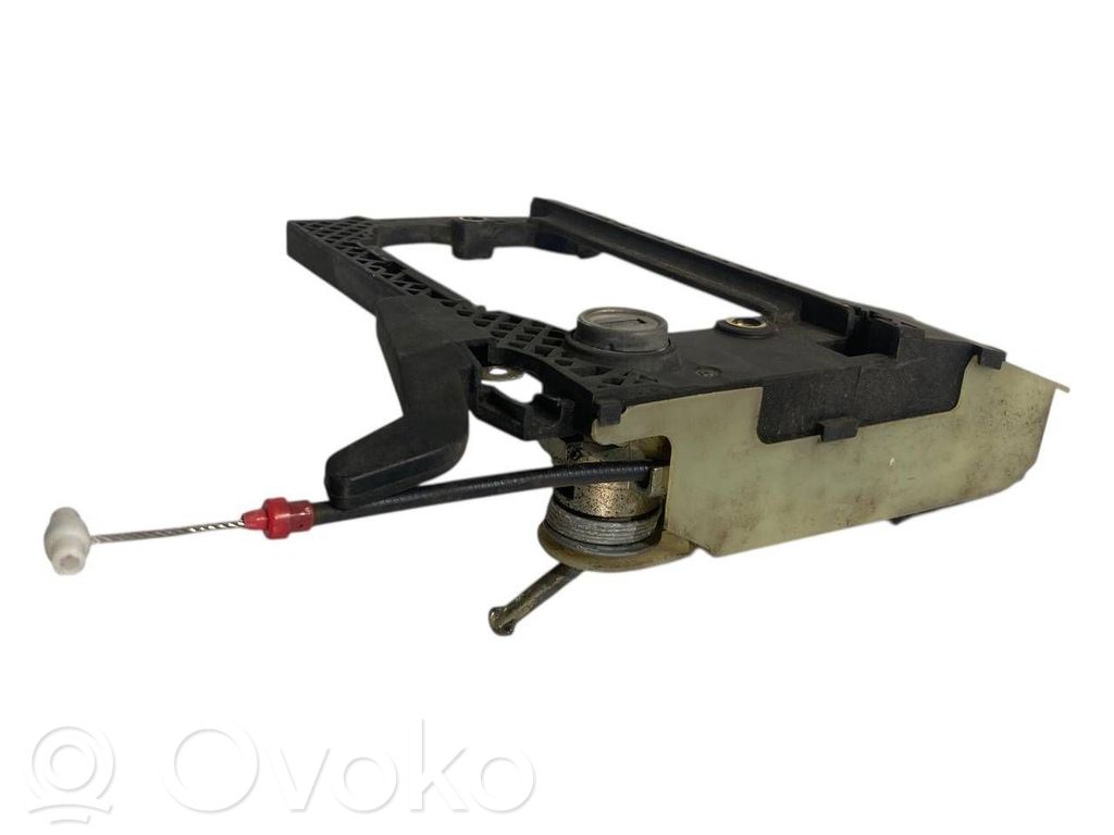 Priekšpusē turētājs / kronšteins ārējam atvēršanas rokturim