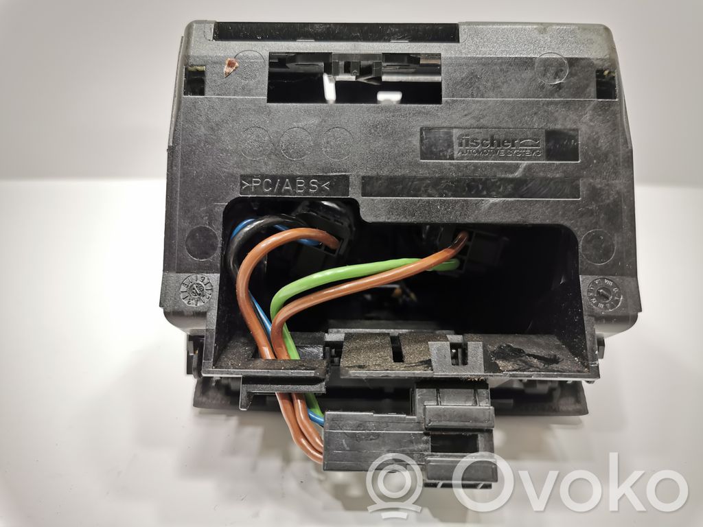 Розетка 12 В (сзади)