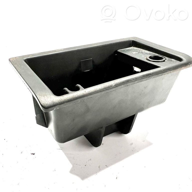 Pelnutrauks (aizmugurē)