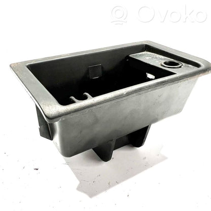 Pelnutrauks (aizmugurē)