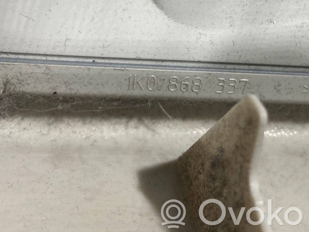 (B) statņa dekoratīvā apdare (augšdaļa)