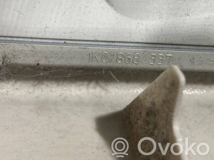 (B) statņa dekoratīvā apdare (augšdaļa)