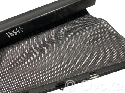 Aizmugurē logu aizkars