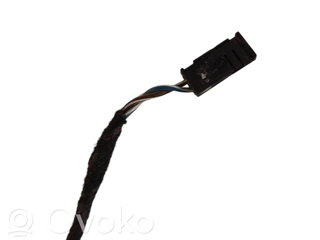 Aizmugurējo durvju vadu instalācija