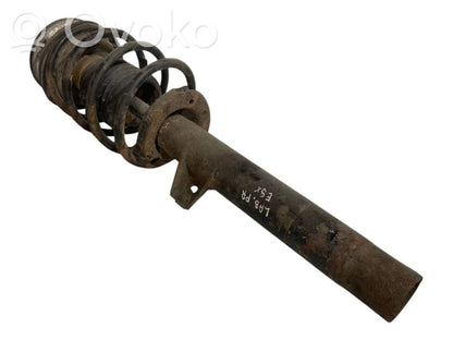 Priekšpusē amortizators ar atsperi