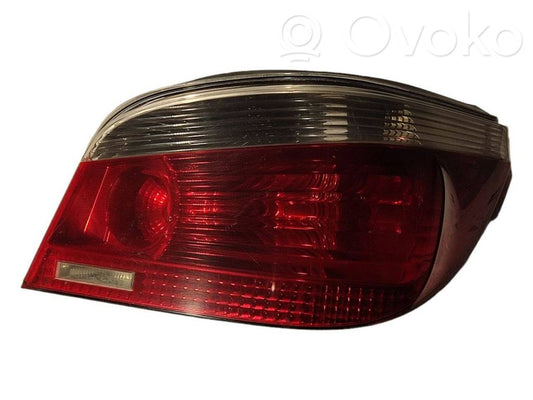 Aizmugurējais lukturis virsbūvē