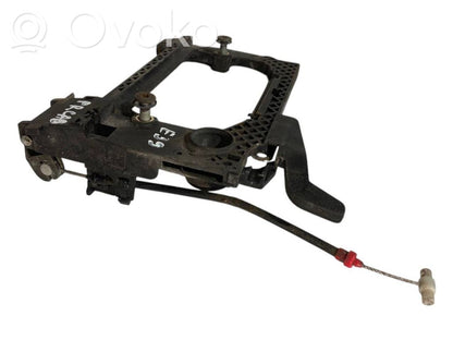 Priekšpusē turētājs / kronšteins ārējam atvēršanas rokturim