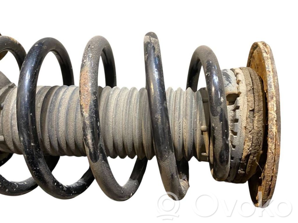 Priekšpusē amortizators ar atsperi