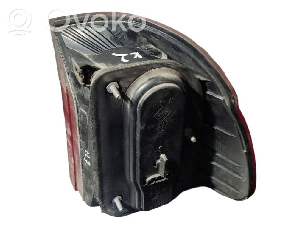 Aizmugurējais lukturis virsbūvē