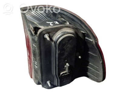 Aizmugurējais lukturis virsbūvē