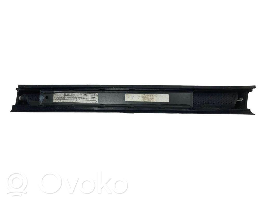 Aizmugurē logu aizkars