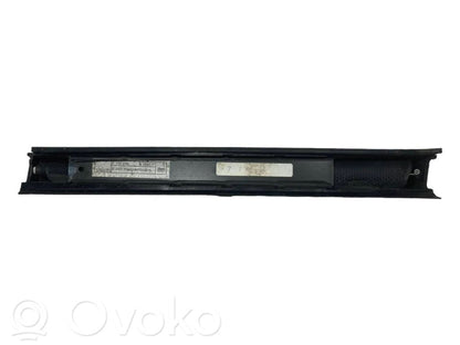 Aizmugurē logu aizkars