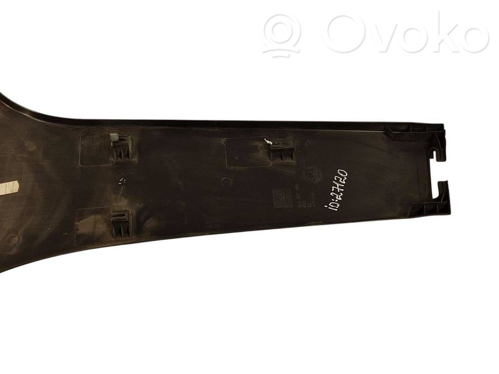 (B) statņa dekoratīvā apdare (apakšdaļa)