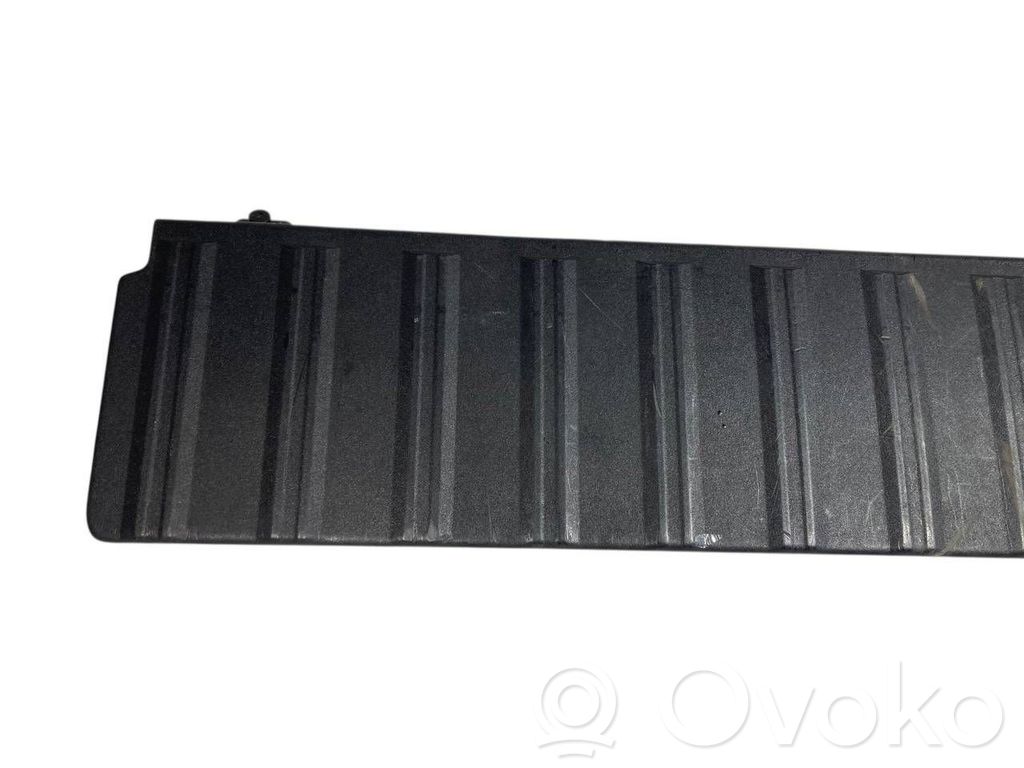 Bagāžnieka sānu apakšējās apdares panelis