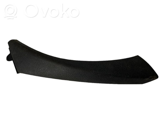 Closing handle / decorative trim