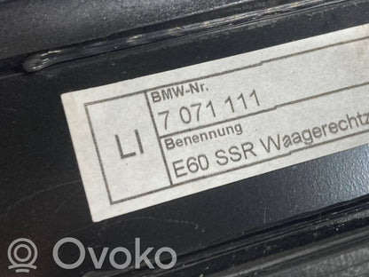 Aizmugurē logu aizkars