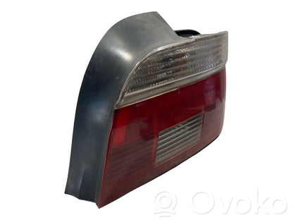 Aizmugurējais lukturis virsbūvē