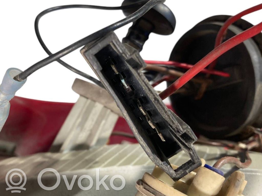 Задний фонарь в кузове