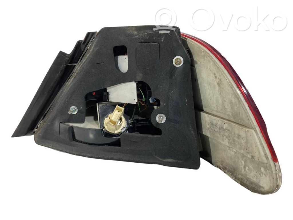 Aizmugurējais lukturis virsbūvē