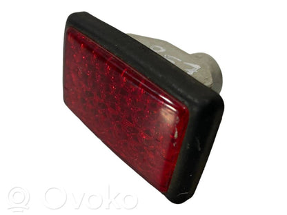 Aizmugurējo durvju apgaismojums (iekšpusē)