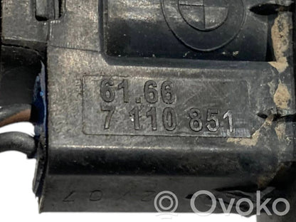 Mazgāšanas šķidruma smidzinātājs (-i) priekšējam logam