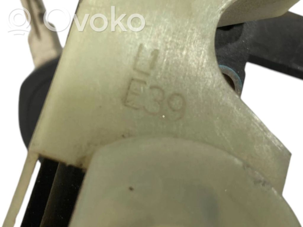 Priekšpusē turētājs / kronšteins ārējam atvēršanas rokturim