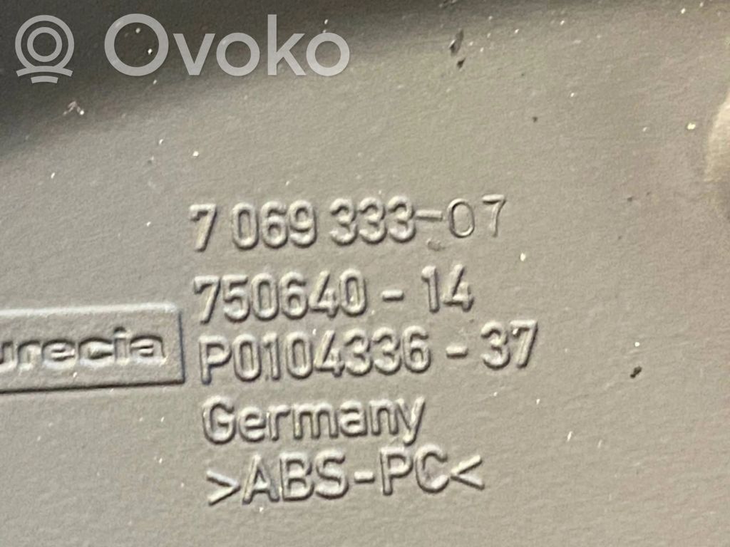 Instrumentu paneļa dekoratīvā apdare