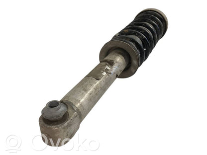 Aizmugurē amortizators ar atsperi