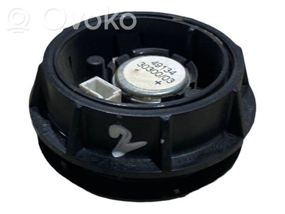 Augsto frekvenču skaļrunis (-i) priekšējās durvīs