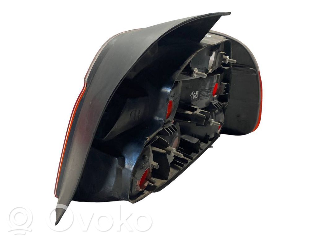 Aizmugurējais lukturis virsbūvē