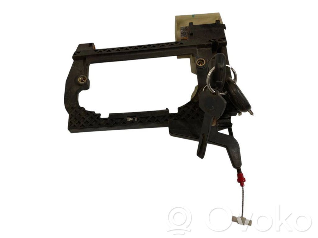 Priekšpusē turētājs / kronšteins ārējam atvēršanas rokturim