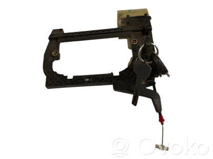 Priekšpusē turētājs / kronšteins ārējam atvēršanas rokturim