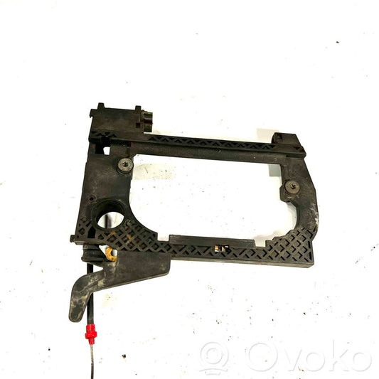 Priekšpusē turētājs / kronšteins ārējam atvēršanas rokturim