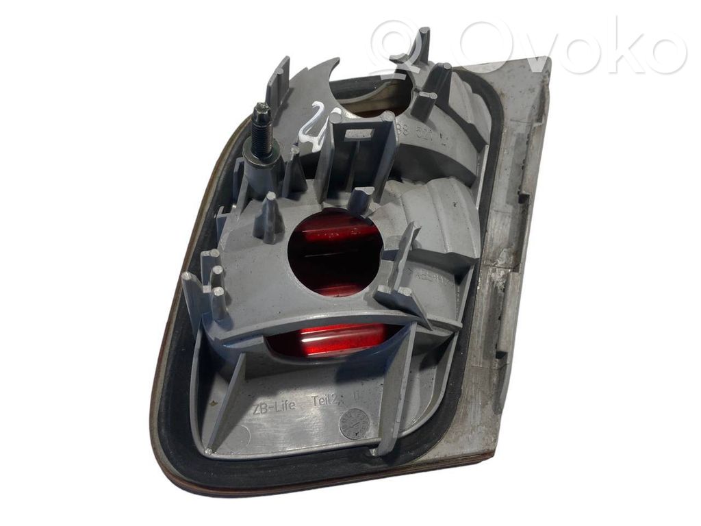 Aizmugurējais lukturis pārsegā