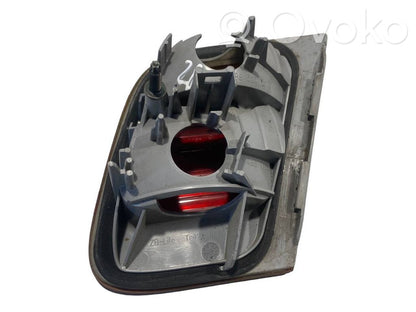 Aizmugurējais lukturis pārsegā