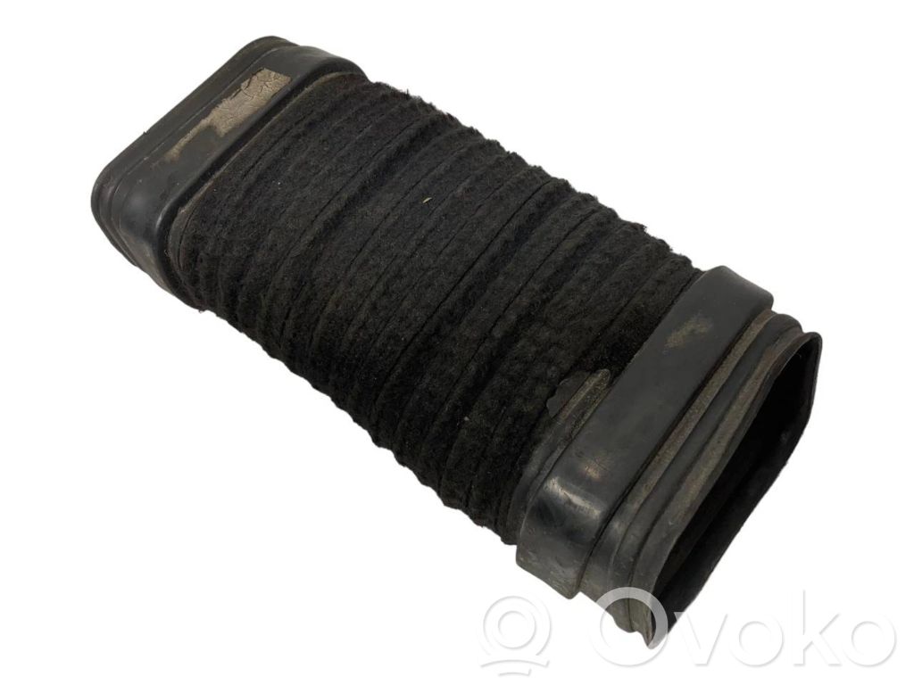 Caurulīte (-es) / šļūtene (-es)