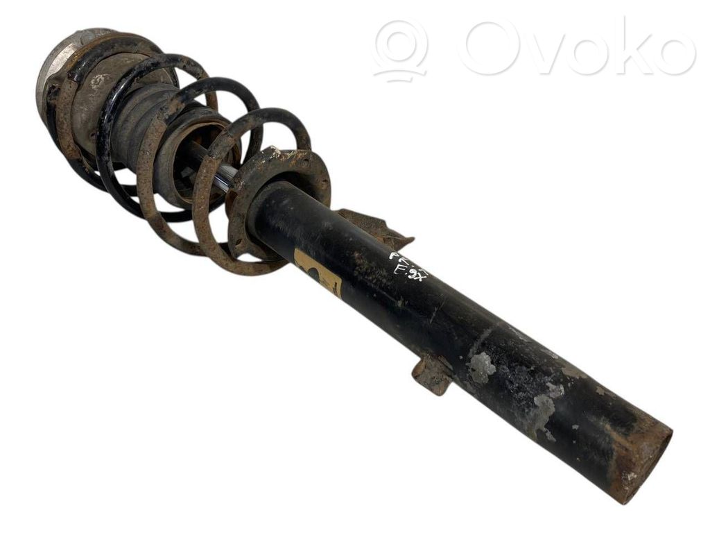 Priekšpusē amortizators ar atsperi