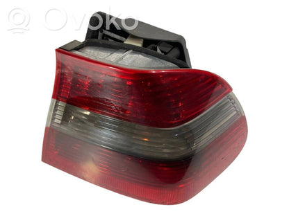 Aizmugurējais lukturis virsbūvē