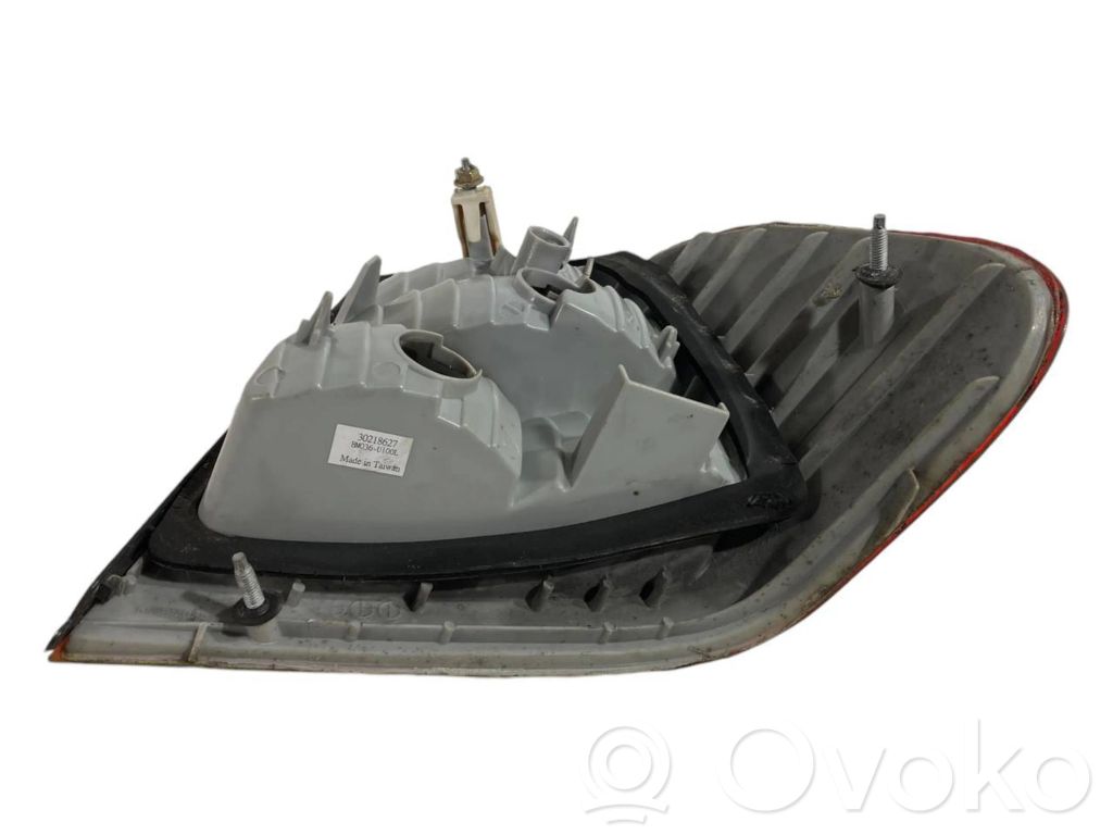 Задний фонарь в кузове