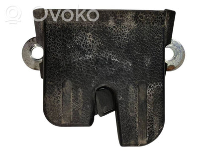 Aizmugurējā pārsega slēdzene