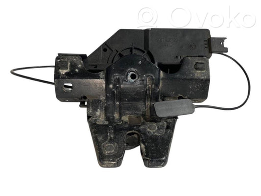 Aizmugurējā pārsega slēdzene