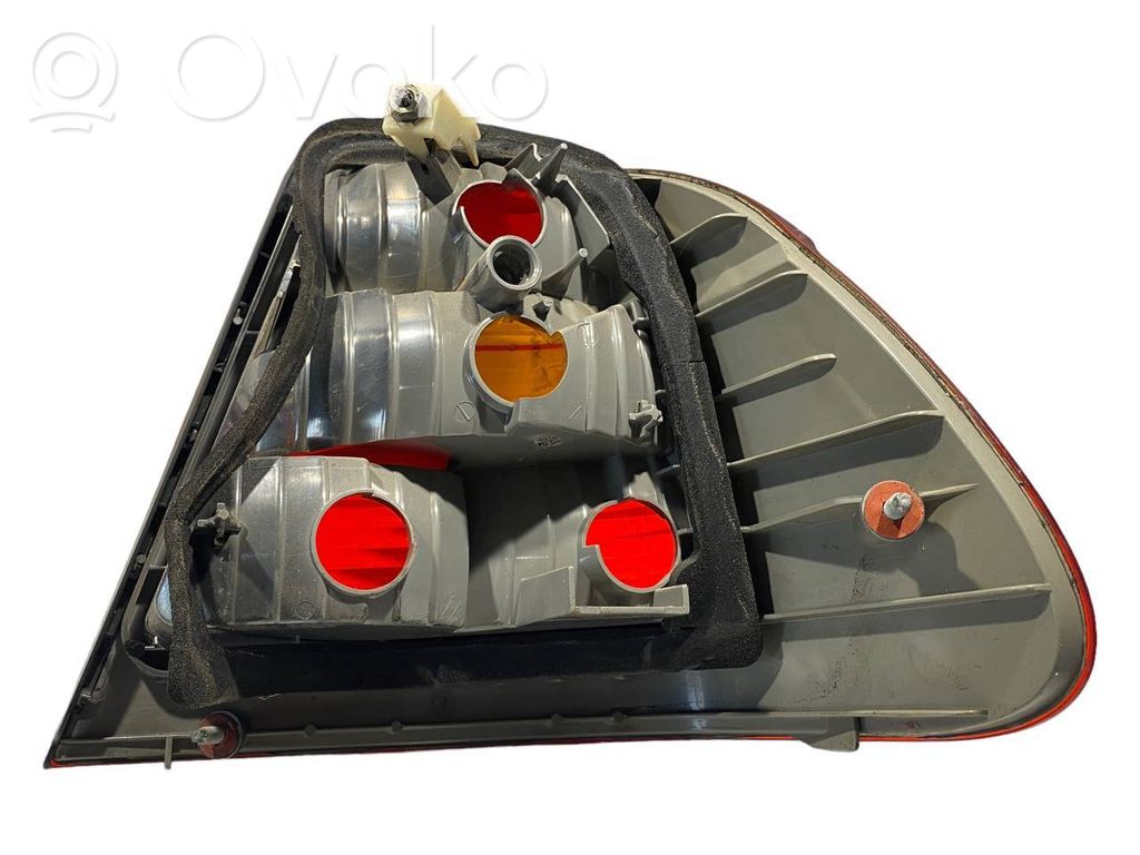 Aizmugurējais lukturis virsbūvē