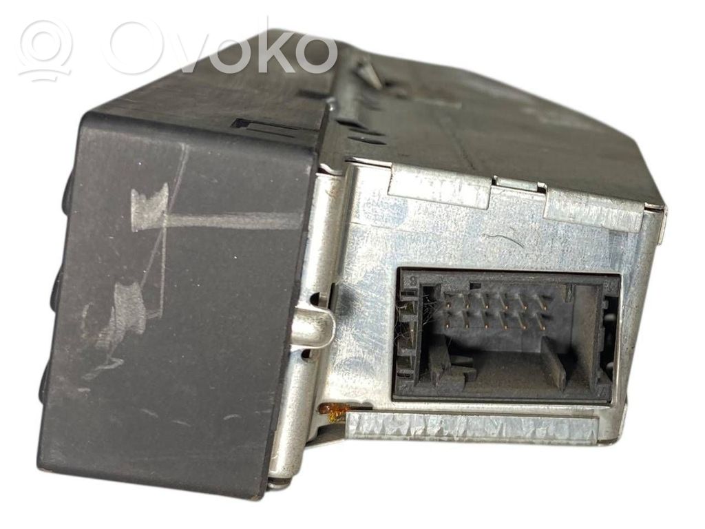 Radio / CD/DVD atskaņotājs / navigācija